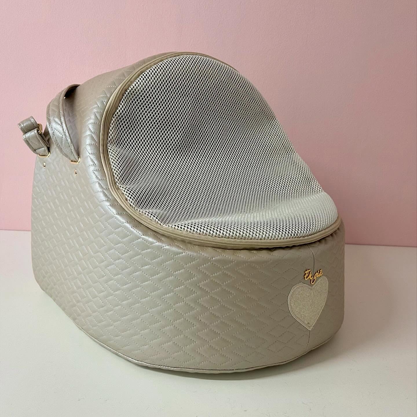 Eh ' Gia Igloo Car